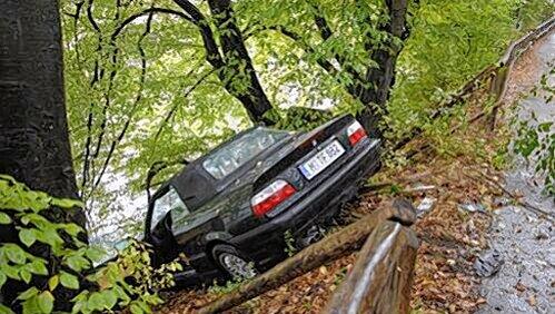 Glimpflich ausgegangen: Der Pkw fiel von der Böschung, raste über den Fuß- und Radweg, durchbrach die Wegbegrenzung – und fiel fast in die Isar. Glimpflich ausgegangen: Der Pkw fiel von der Böschung, raste über den Fuß- und Radweg, durchbrach die Wegbegrenzung – und fiel fast in die Isar.