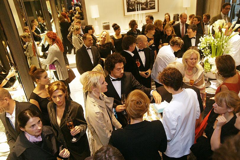 Die Gäste feiern bei der Re-Opening-Feier vom Tiffany`s Store.