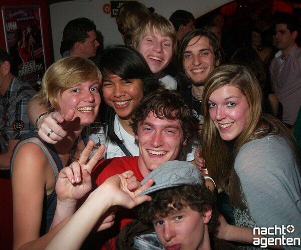 Ja da ist wirklich Party Time: Hinab in de Keller, ins Americans, zog es am Freitag diese Feierwütigen.