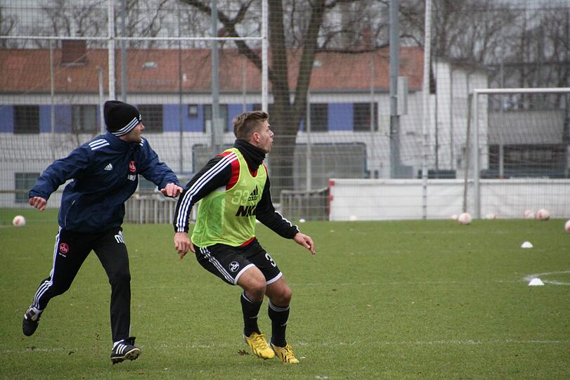 Den Chef im Nacken: Alexander Esswein und Coach Michael Wiesinger.