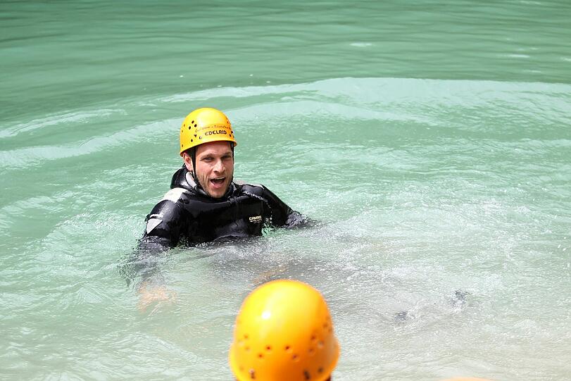 Moritz Volz vergnügt sich im Wasser.