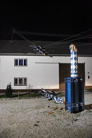 In Heldenstein krachte ein Maibaum auf ein Haus - und riss dabei eine Stromleitung ab.