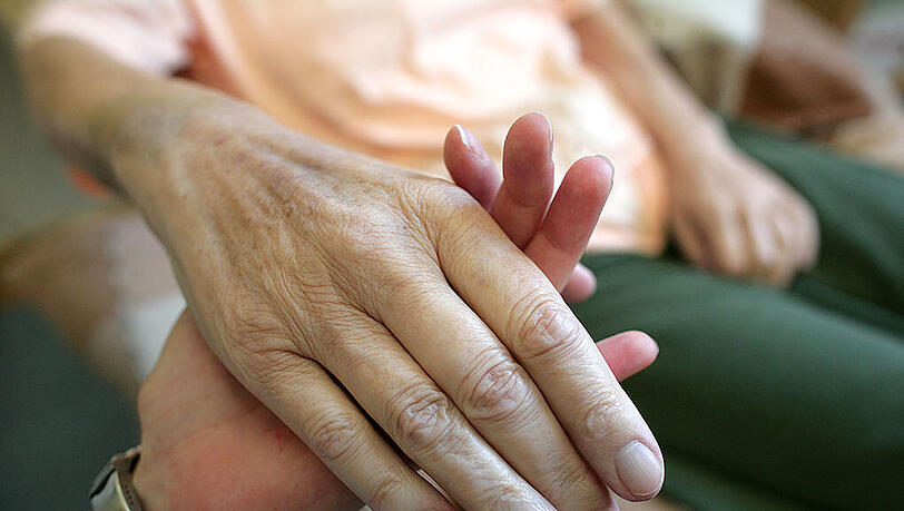 Betroffene sollen die Möglichkeit erhalten, eine 24-monatige Pflegezeit mit einer Reduzierung der Arbeitszeit auf bis zu 15 Stunden zu nehmen. Betroffene sollen die Möglichkeit erhalten, eine 24-monatige Pflegezeit mit einer Reduzierung der Arbeitszeit auf bis zu 15 Stunden zu nehmen.