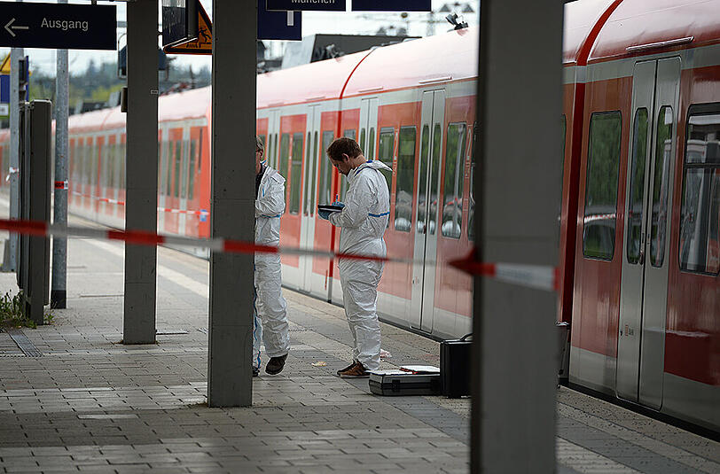 Ermittler des Landeskriminalamts untersuchen den Tatort am Grafinger Bahnhof.