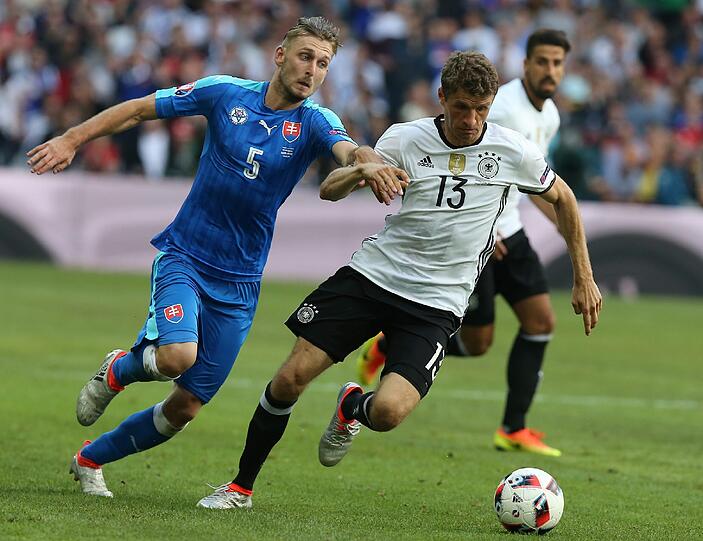 THOMAS MÜLLER: NOTE 4.
Einsatz Näherte sich an. Ein erstes Schüsschen nach 26 Minuten,zu  
durchschaubar. Köpfte weit drüber (28.). Half hinten als Balldieb aus.  
Wartet weiter auf sein erstes EM-Tor.