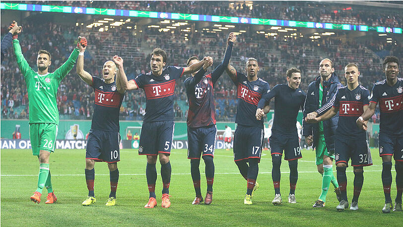 Bayern-Laola: Sven Ulreich, Arjen Robben, Mats Hummels, Marco Friedl, Jerome Boateng, Sebastian Rudy, Tom Starke, Joshua Kimmich und David Alaba (von links).