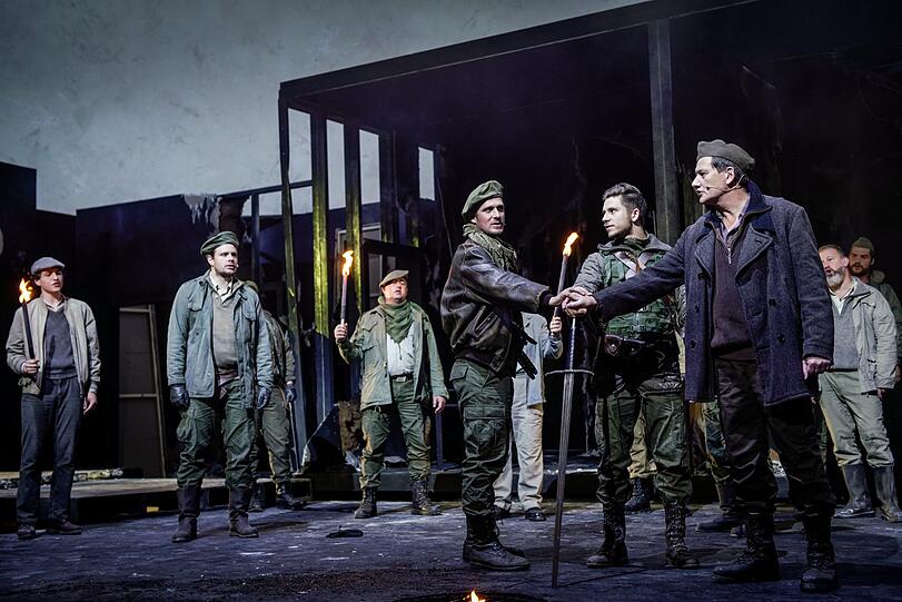 Beim Rütlischwur im apokalyptischen Bühnenbild: Frederik Mayet (Werner Stauffacher, vorne links), Cengiz Görür (Arnold vom Melchtal), Anton Preisinger (Walther Fürst).