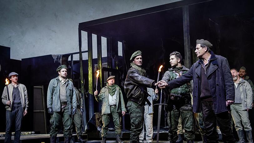Beim Rütlischwur im apokalyptischen Bühnenbild: Frederik Mayet (Werner Stauffacher, vorne links), Cengiz Görür (Arnold vom Melchtal), Anton Preisinger (Walther Fürst). Beim Rütlischwur im apokalyptischen Bühnenbild: Frederik Mayet (Werner Stauffacher, vorne links), Cengiz Görür (Arnold vom Melchtal), Anton Preisinger (Walther Fürst).