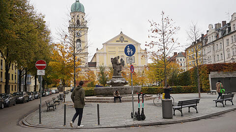 Der Brunnen ist wieder kübelfrei: Im Sommer hatten Anwohner am Josephsplatz noch Blumentröge aufgestellt, um Skater vom Fahren abzuhalten.