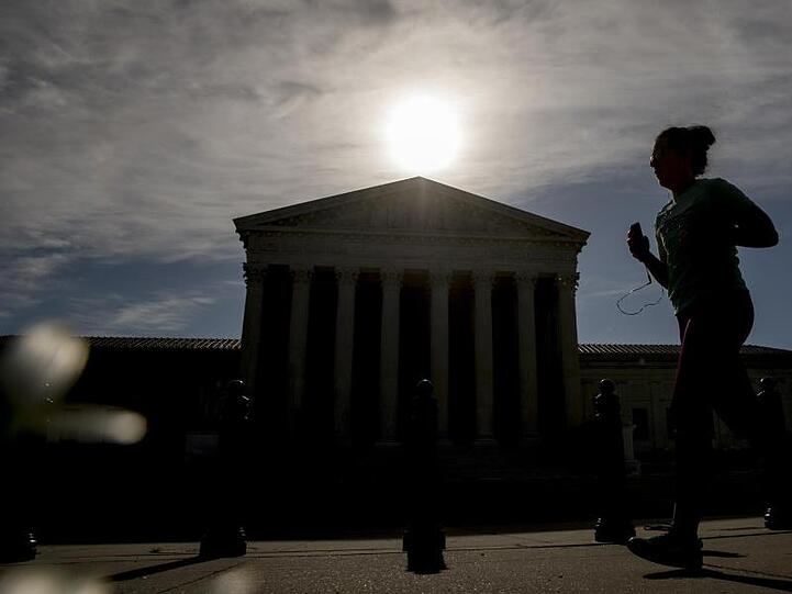 Eine Frau joggt vor dem Gerichtsgebäude des Supreme Court in Washington. Prognosen zufolge könnte sich die Corona-Krise in den USA noch zuspitzen.