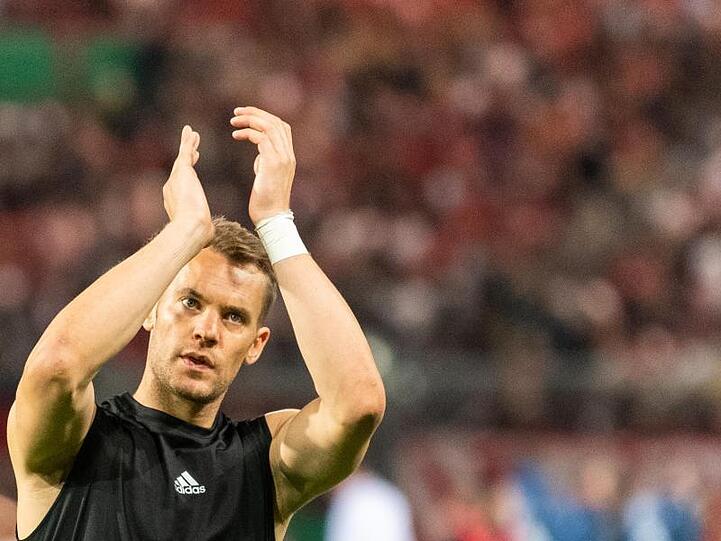 Manuel Neuer lässt sich nach dem Spiel von den Fans feiern. Foto: Robert Michael/zb/dpa