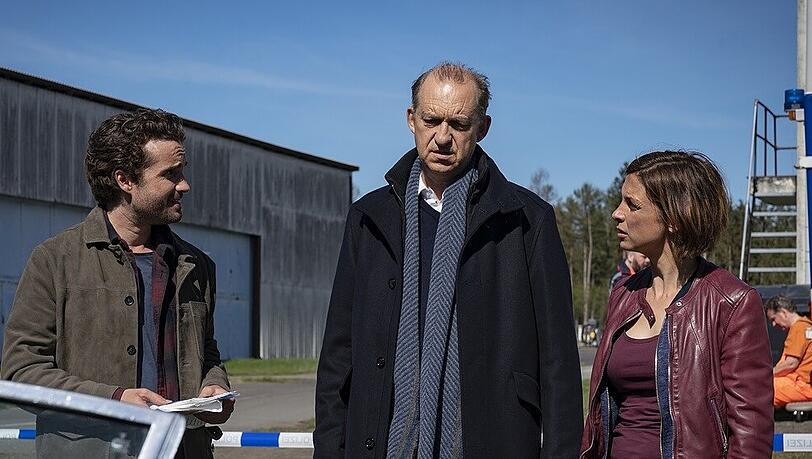 "Nord Nord Mord: Sievers und die schlaflosen Nächte": Die Ermittler Carl Sievers (Peter Heinrich Brix, M.), Ina Behrendsen (Julia Brendler) und Hinnerk Feldmann (Oliver Wnuk) beraten sich "Nord Nord Mord: Sievers und die schlaflosen Nächte": Die Ermittler Carl Sievers (Peter Heinrich Brix, M.), Ina Behrendsen (Julia Brendler) und Hinnerk Feldmann (Oliver Wnuk) beraten sich