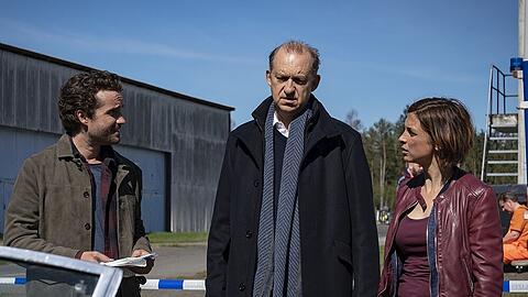 "Nord Nord Mord: Sievers und die schlaflosen Nächte": Die Ermittler Carl Sievers (Peter Heinrich Brix, M.), Ina Behrendsen (Julia Brendler) und Hinnerk Feldmann (Oliver Wnuk) beraten sich
