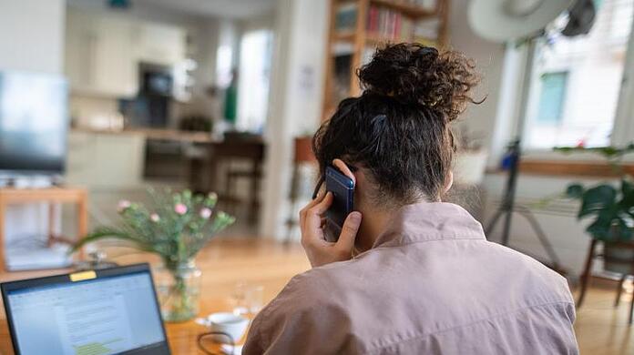Eine Frau arbeitet im Homeoffice. (Symbolbild)