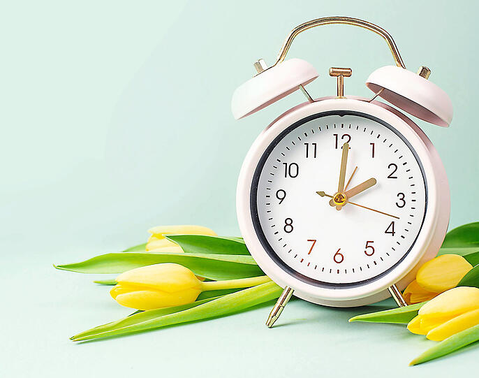 Um zwei Uhr werden in der Nacht auf Sonntag die Zeiger auf drei Uhr gedreht.