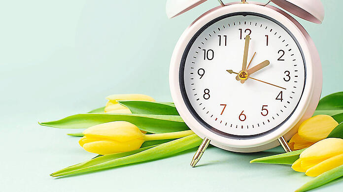 Um zwei Uhr werden in der Nacht auf Sonntag die Zeiger auf drei Uhr gedreht.