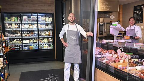 Metzgermeister Florian Weil in seinem Metzgereistandl am Elisabethmarkt. Der Vorraum ist übrigens ein Automaten-Selbstbedienungsladen, dort kann man täglich bis 22 Uhr feinste Grillware einkaufen.