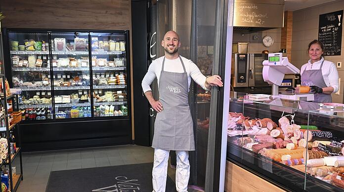 Metzgermeister Florian Weil in seinem Metzgereistandl am Elisabethmarkt. Der Vorraum ist übrigens ein Automaten-Selbstbedienungsladen, dort kann man täglich bis 22 Uhr feinste Grillware einkaufen.