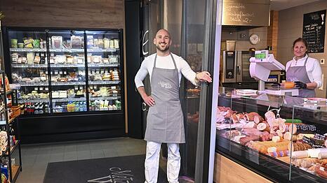Metzgermeister Florian Weil in seinem Metzgereistandl am Elisabethmarkt. Der Vorraum ist &uuml;brigens ein Automaten-Selbstbedienungsladen, dort kann man t&auml;glich bis 22 Uhr feinste Grillware einkaufen.
