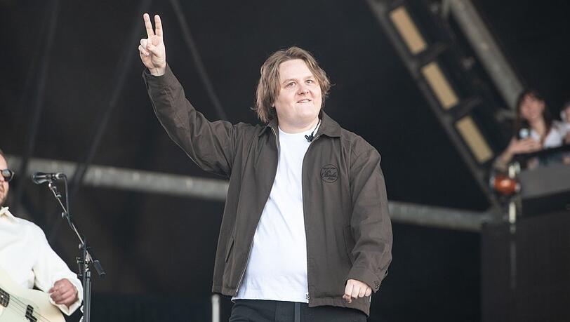 Lewis Capaldi kehrte überraschend nach Glastonbury zurück.