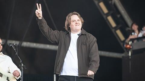 Lewis Capaldi kehrte überraschend nach Glastonbury zurück.