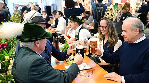 In den Messehallen gibt es Spezialit&auml;ten und Getr&auml;nke.