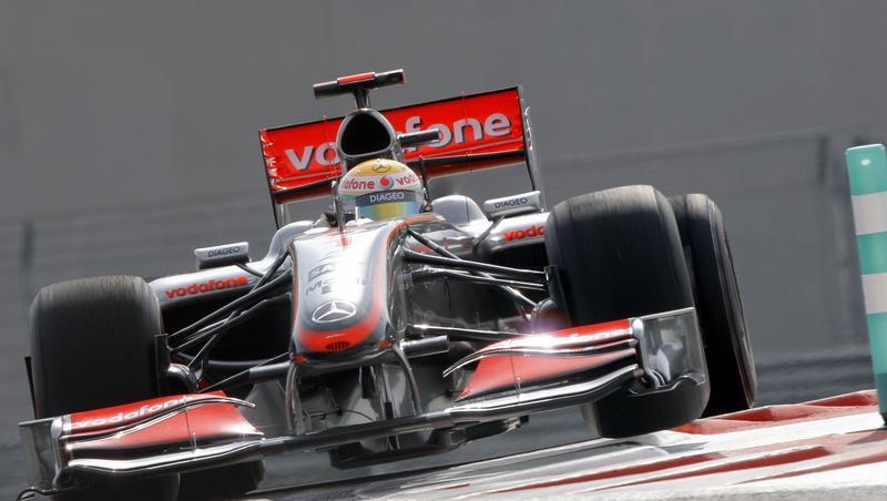 Der Brite Lewis Hamilton startet in Abu Dhabi von der Pole Position. Der Brite Lewis Hamilton startet in Abu Dhabi von der Pole Position.