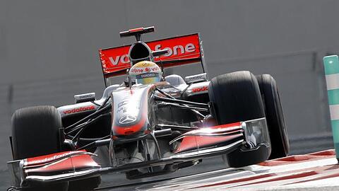 Der Brite Lewis Hamilton startet in Abu Dhabi von der Pole Position.