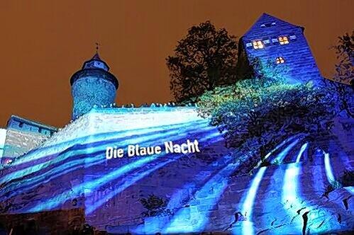 Die blau angestrahlte Burg ist ein Markenzeichen der Blauen Nacht. Diese Kunstaktion ist einer von rund 200 Programmpunkten, die regelmäßig die Massen in die City locken.