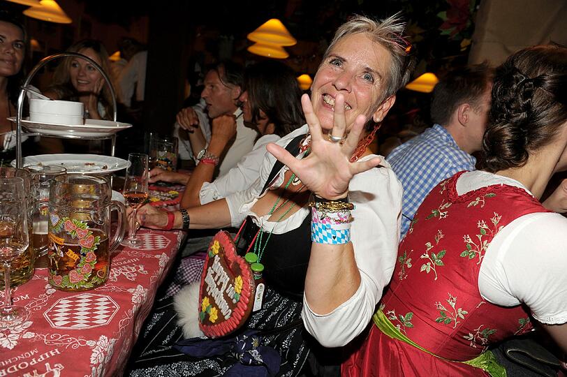 Regisseurin Heidi Kranz trägt am Samstagabend im Hippodrom ein Lebkuchenherzl um den Hals. Wer ihr das wohl geschenkt hat?