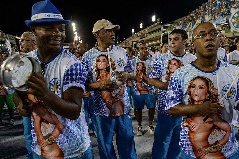 In Rio de Janeiro, der Karneval-Stadt schlechthin, sind die Leute aus dem Häuschen. Kaum zu glauben dass diese Bilder von einer Probe stammen.