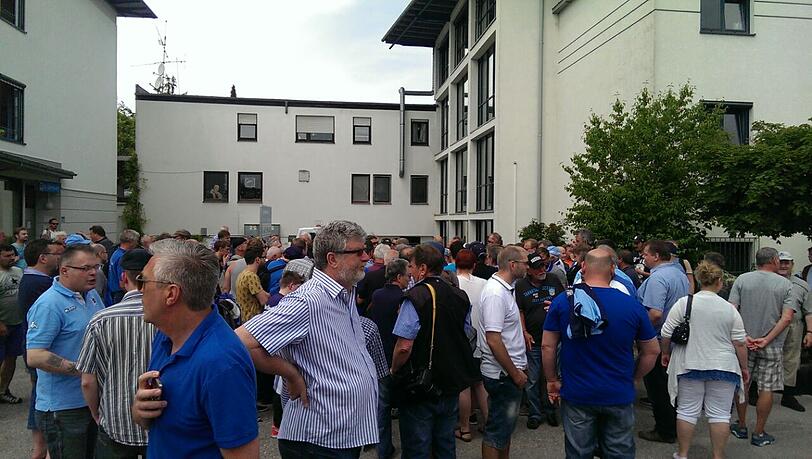 Gutes Wetter, gereizte Stimmung: Die Bilder vom Protestmarsch gegen Gerhard Poschner an der Grünwalder Straße.