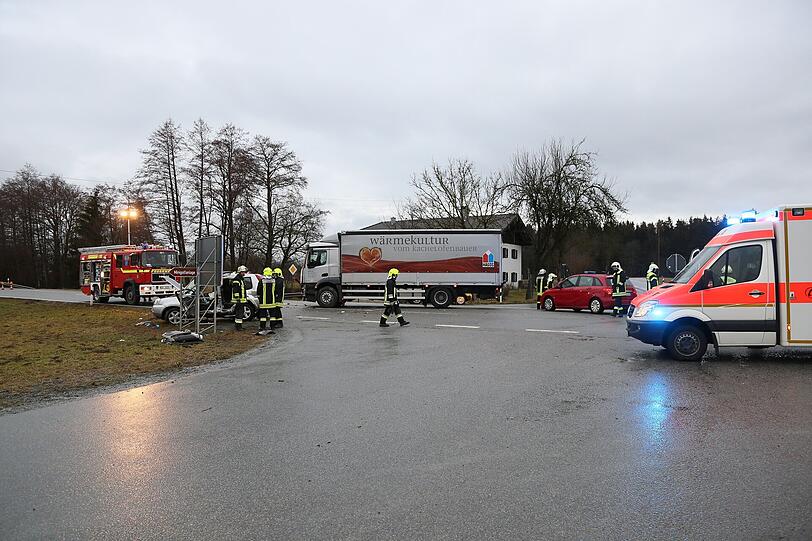 Feuerwehrler mussten die schwer verletzte Frau aus ihrem Auto befreien.
