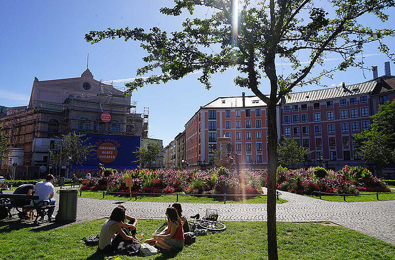 Montag in München: Pure Gemütlichkeit am Gärtnerplatz.
