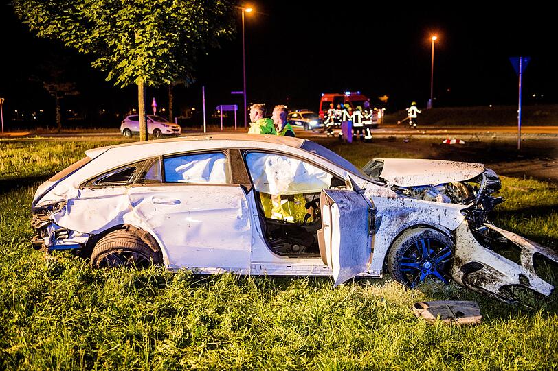 Ein 47-Jähriger flüchtet mit seinem Mercedes CLA vor einer Polizeikontrolle, übersieht einen Kreisverkehr und wird rund 40 Meter durch die Luft geschleudert. Die Bilder vom Einsatz