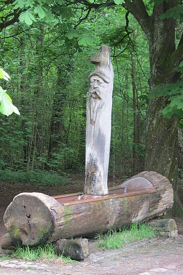 Der Trinkbrunnen steht am Beginn des Perlacher Forsts.