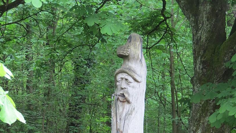 Der Trinkbrunnen steht am Beginn des Perlacher Forsts. Der Trinkbrunnen steht am Beginn des Perlacher Forsts.