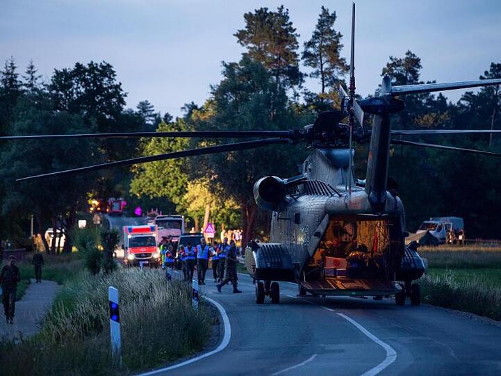 In der Nähe einer der Absturzstellen steht ein Sikorsky CH-53 Transporthubschrauber vom Luftfahrtamt der Bundeswehr.