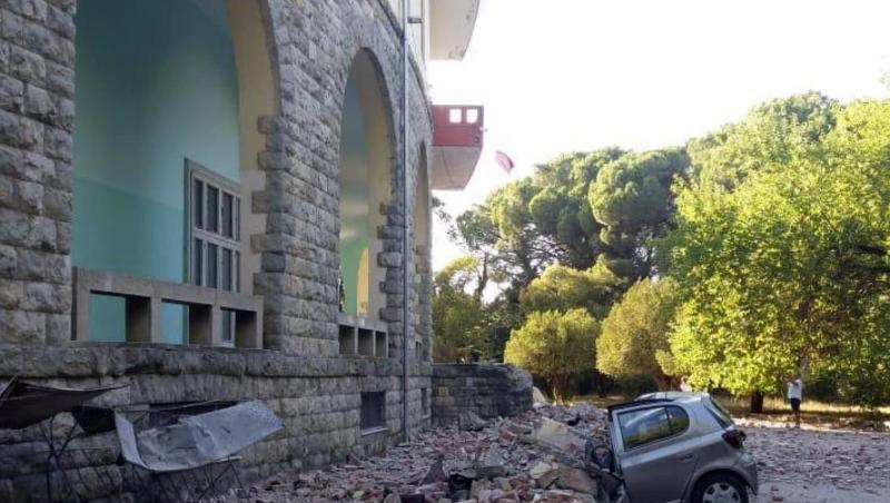 Ein beschädigtes Auto liegt nach einem Erdbeben unter den Trümmern eines Gebäudes in Tirana. Ein beschädigtes Auto liegt nach einem Erdbeben unter den Trümmern eines Gebäudes in Tirana.