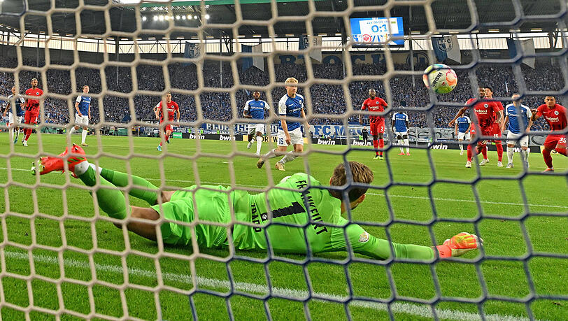 Am Boden? Nicht doch. Spätestens seit seinen überragenden Paraden während der irren Europa-League-Saison der Frankfurter Eintracht schwebt Kevin Trapp über den Dingen. Am Boden? Nicht doch. Spätestens seit seinen überragenden Paraden während der irren Europa-League-Saison der Frankfurter Eintracht schwebt Kevin Trapp über den Dingen.