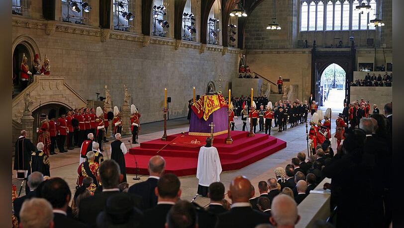 Der Sarg von Queen Elizabeth II. in Westminster Hall.