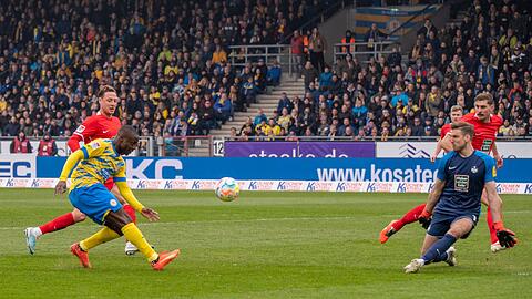 Braunschweigs Anthony Ujah macht das Tor zum 1:0.