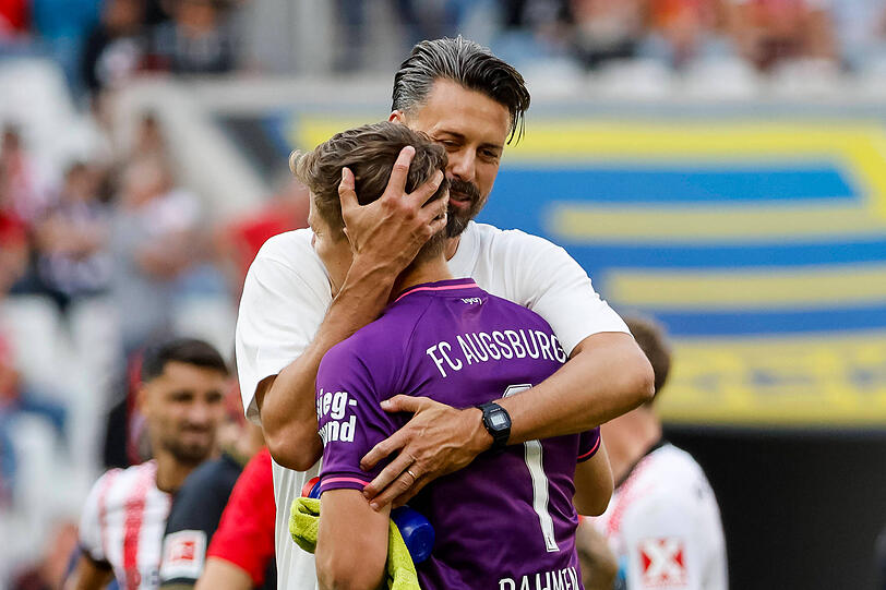 Hat Finn Dahmen und die Augsburger offenbar direkt gepackt: Coach Sandro Wagner. Hat Finn Dahmen und die Augsburger offenbar direkt gepackt: Coach Sandro Wagner.