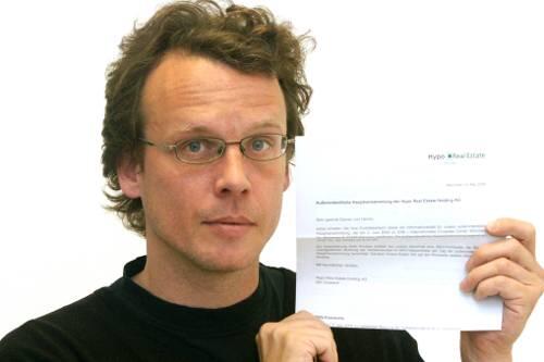 Georg Thanscheidt mit der Eintrittskarte zur Hauptversammlung.