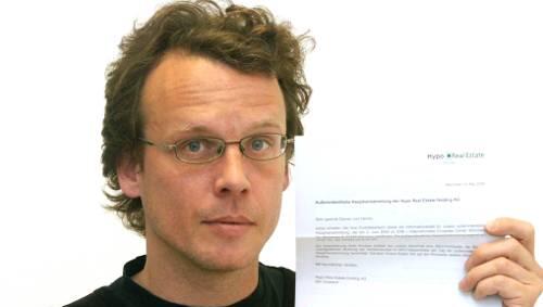 Georg Thanscheidt mit der Eintrittskarte zur Hauptversammlung. Georg Thanscheidt mit der Eintrittskarte zur Hauptversammlung.