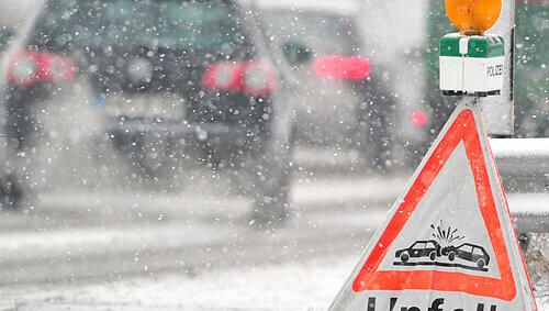 Auch wenn es gerade im Winter häufiger kracht, ist die Zahl der Unfälle zurück gegangen. Auch wenn es gerade im Winter häufiger kracht, ist die Zahl der Unfälle zurück gegangen.