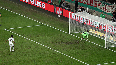 Dante säbelt den Ball übers Tor: Bayern ziehen mit einem Elfmetersieg ins Pokal-Finale ein