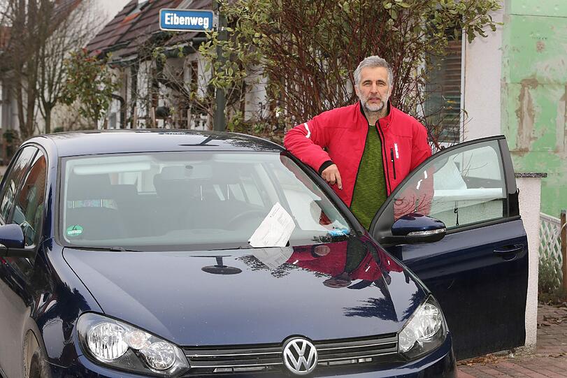 Der Bescheid steckt unterm Scheibenwischer: Fritz Pröbstle mit seinem durchgehend versicherten Auto.