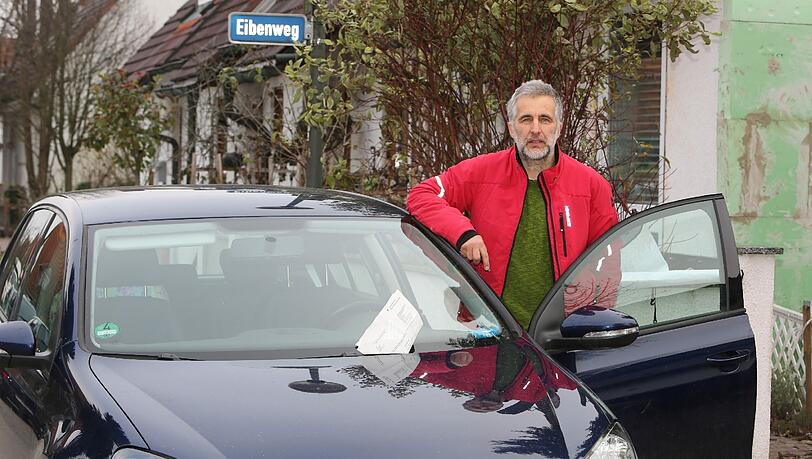 Der Bescheid steckt unterm Scheibenwischer: Fritz Pröbstle mit seinem durchgehend versicherten Auto. Der Bescheid steckt unterm Scheibenwischer: Fritz Pröbstle mit seinem durchgehend versicherten Auto.