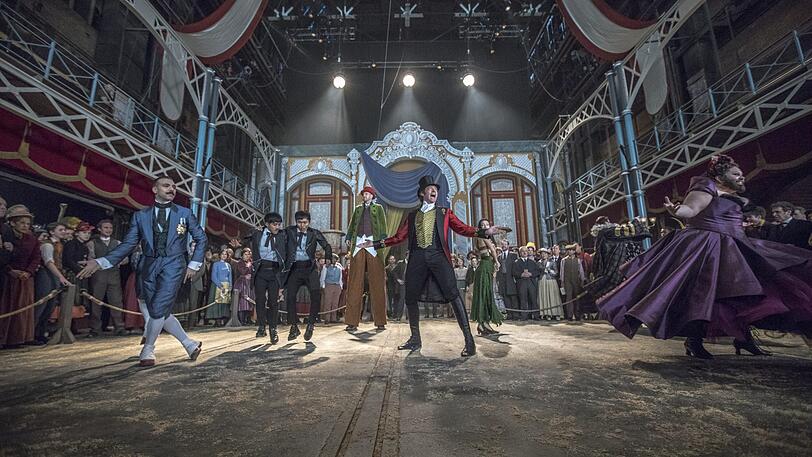 Menschen, Tiere, Sensationen: Hugh Jackman als "Greatest Showman" P.T. Barnum inmitten seiner Theaterarena in New York.